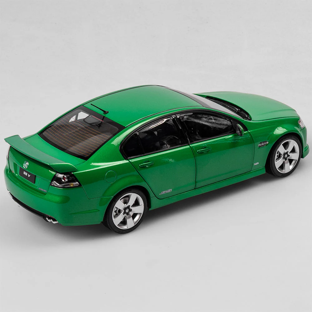 Authentic Collectibles ACD18HVE1M 1/18 2006 Holden VE Commodore SS V Atomic Green - Image 3