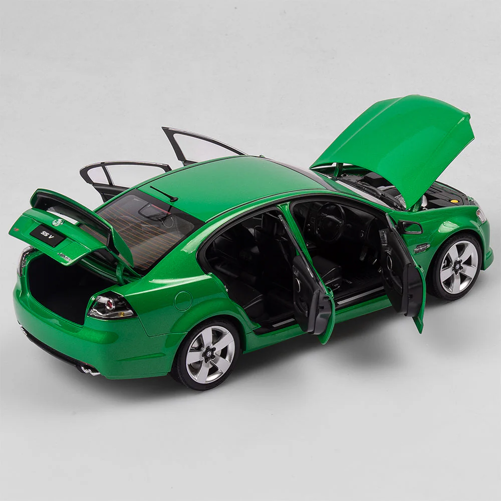 Authentic Collectibles ACD18HVE1M 1/18 2006 Holden VE Commodore SS V Atomic Green - Image 4