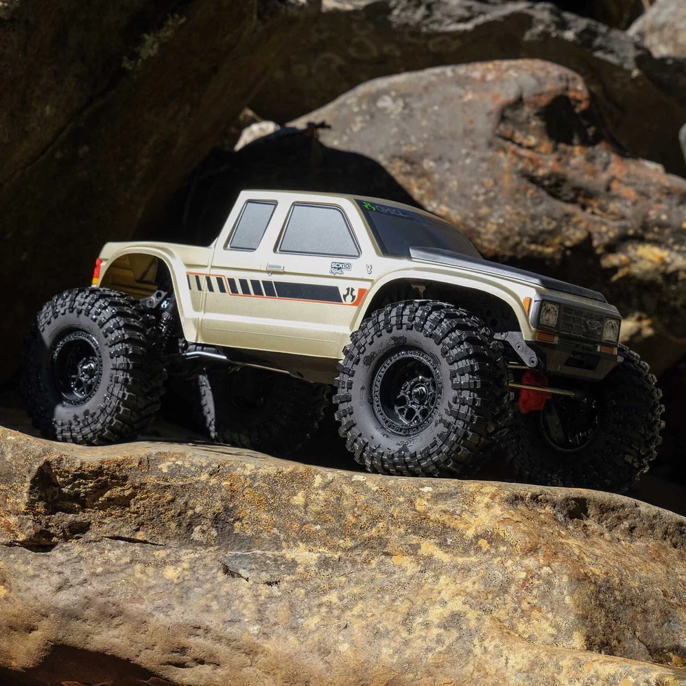 Axial AXI-3071 SCX10 III Coyote 4WD Rock Crawler RTR Gold with Battery and Charger - Image 18