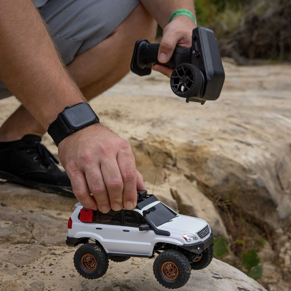 Axial Lexus GX470 SCX24 4WD RC Crawler (White) 1532T1 - Image 19