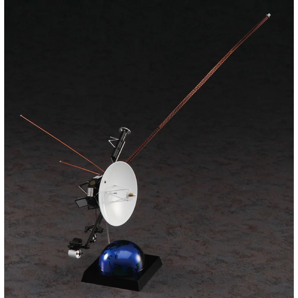 Hasegawa 52435 1/48 Unmanned Space Probe Voyager with Mission Emblem Patch - Image 3