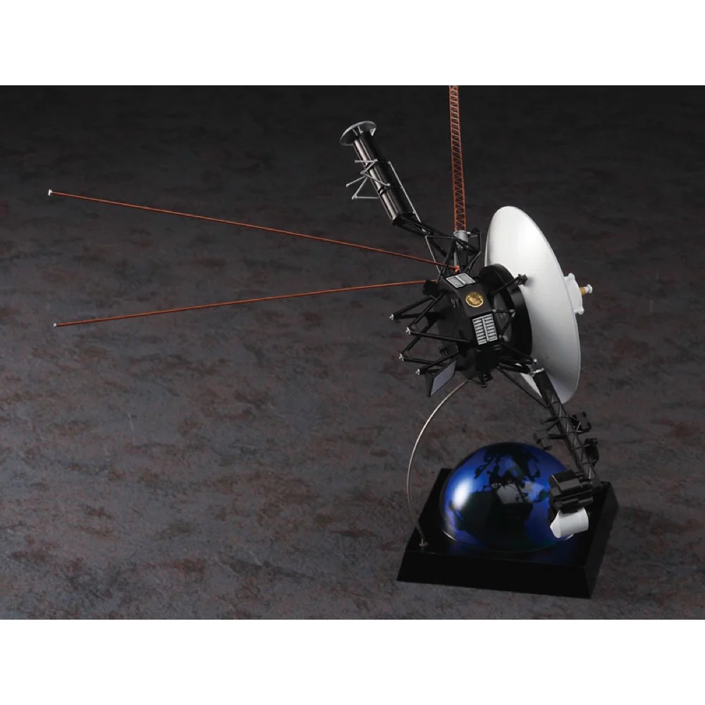 Hasegawa 52435 1/48 Unmanned Space Probe Voyager with Mission Emblem Patch - Image 4