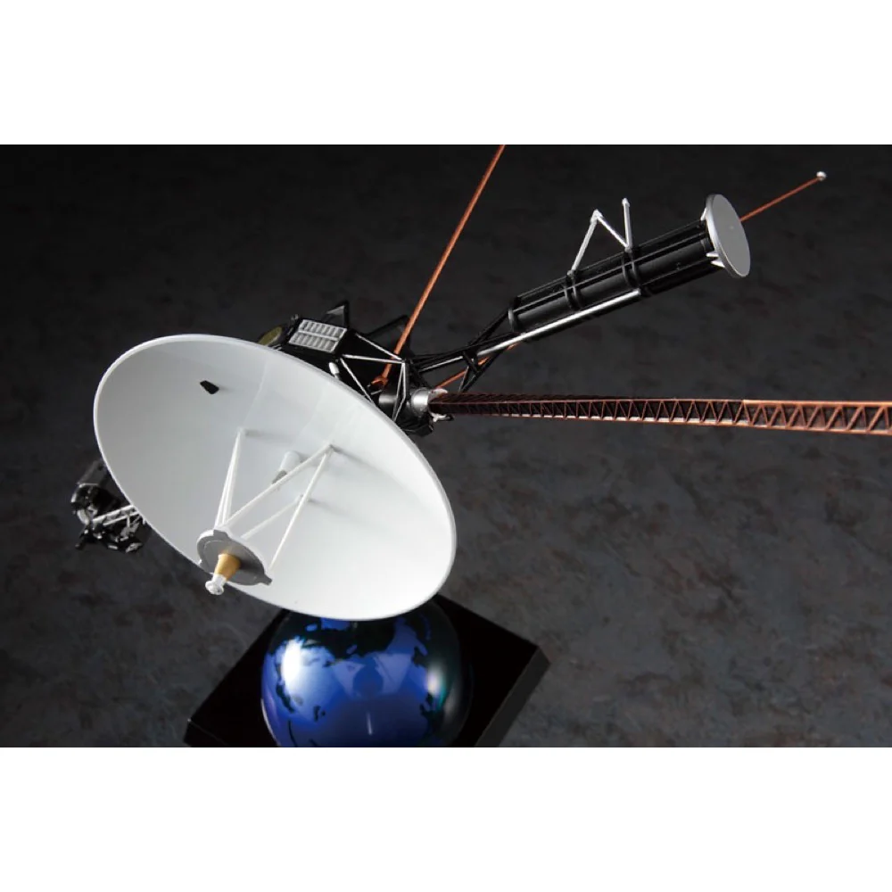 Hasegawa 52435 1/48 Unmanned Space Probe Voyager with Mission Emblem Patch - Image 5
