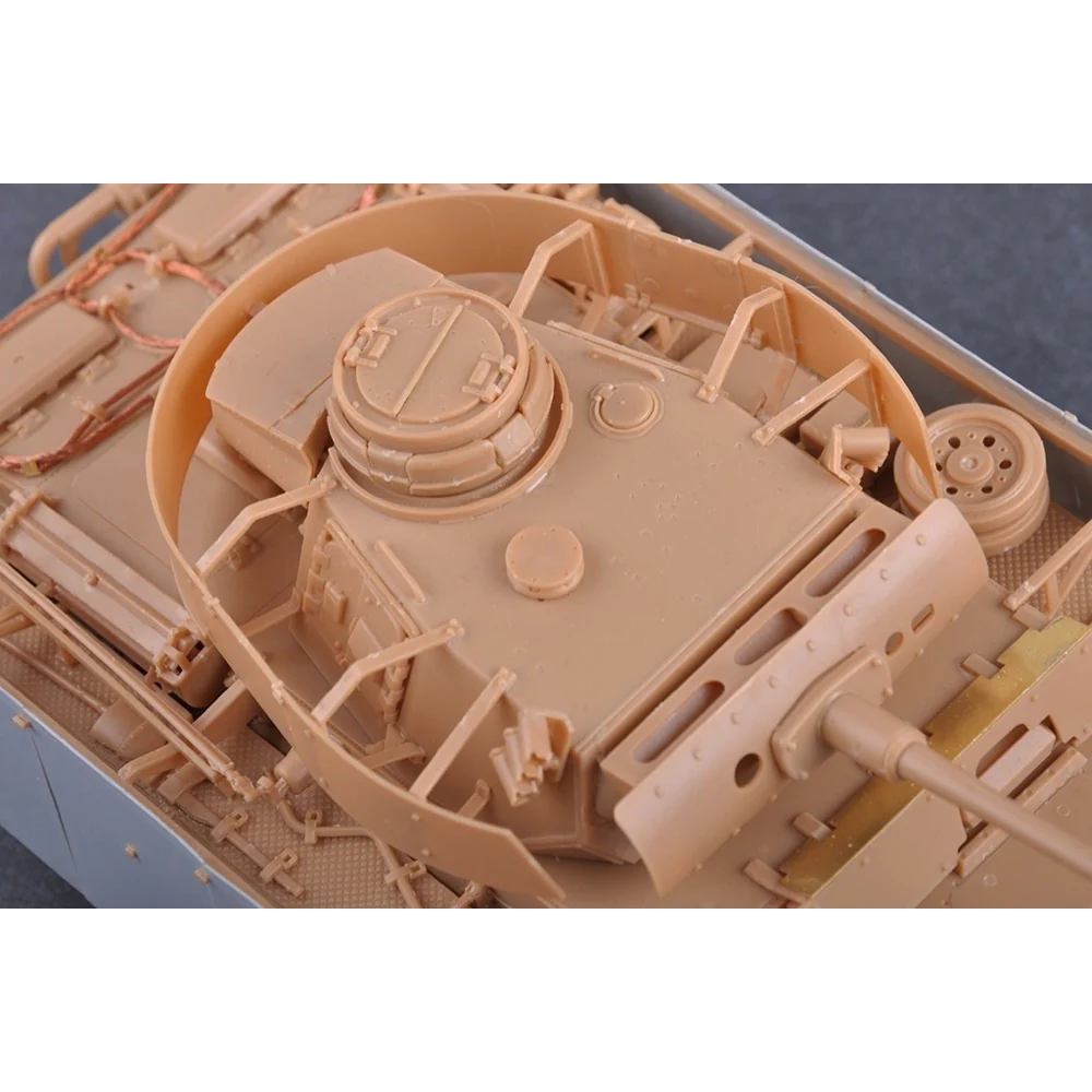 HobbyBoss 1/35 Pz.Kpfw.III Ausf.M Plastic Model Kit - Image 7