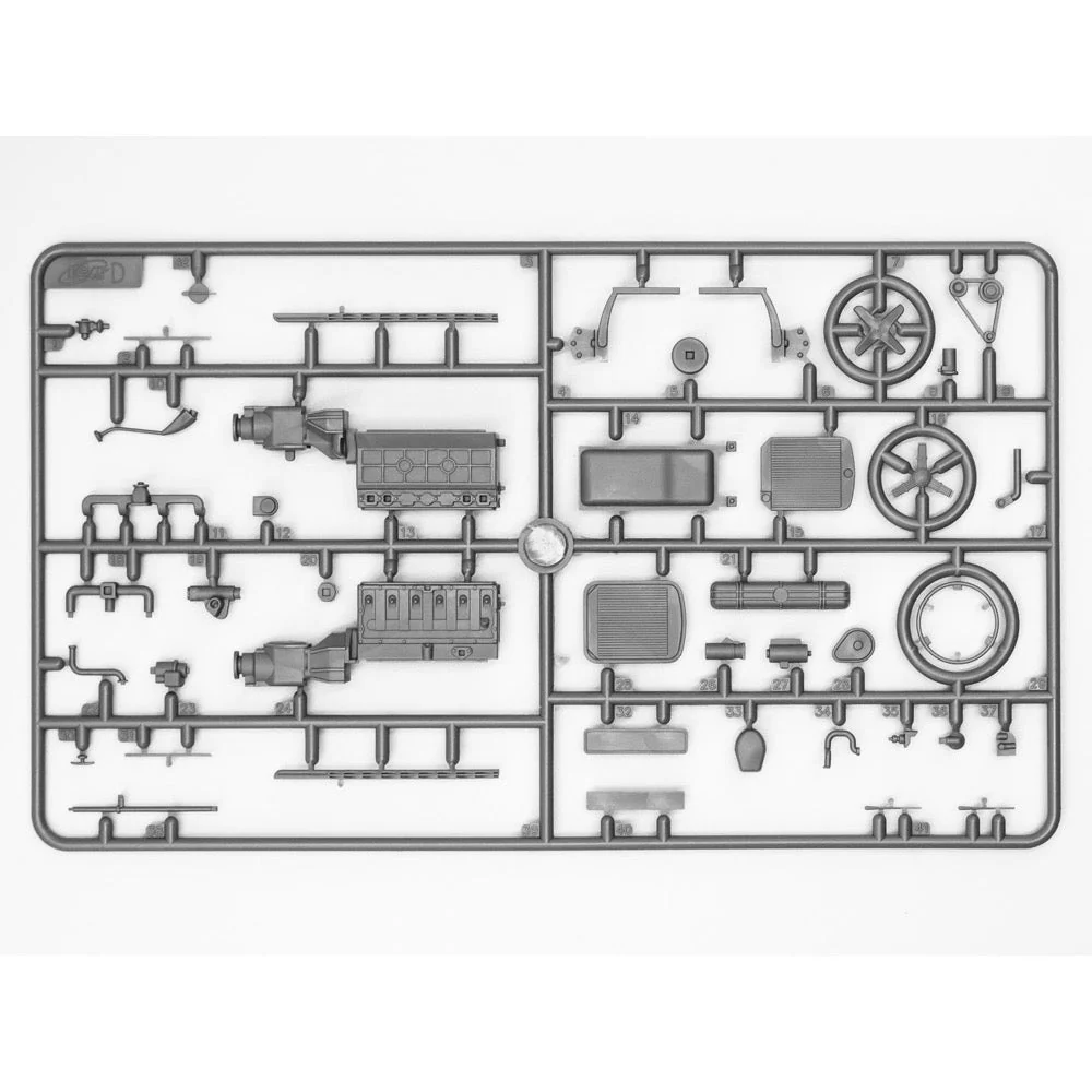 ICM 24023 1/24 Admiral Saloon WWII German Passenger Car - Image 14