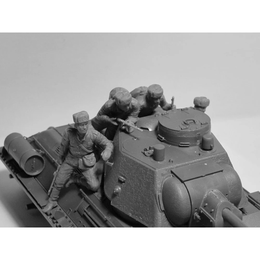 ICM 35368 1/35 T-34-76 with Soviet Tank Riders - Image 2