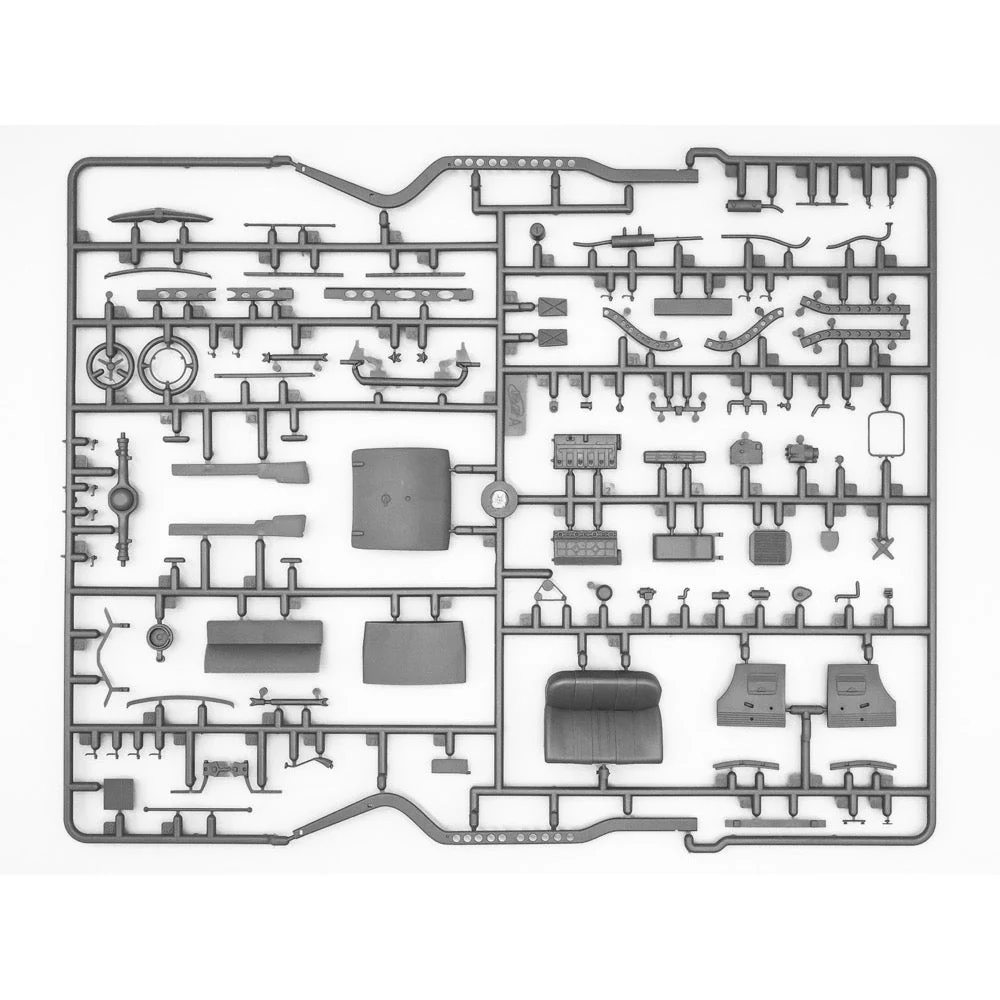 ICM 35471 1/35 Admiral Cabriolet WWII German Staff Car with Figures - Image 14