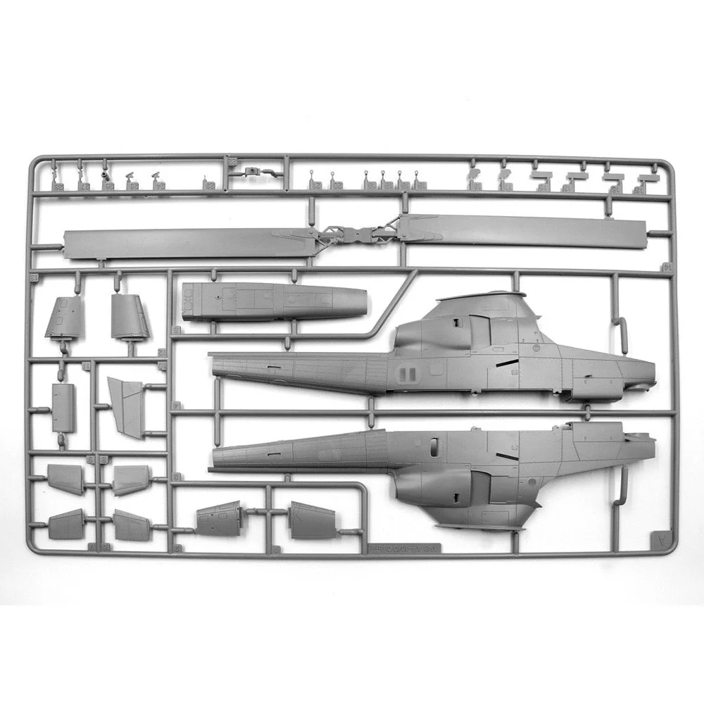 ICM 48298 1/48 AH-1G Cobra and M8A1 US Landing Mat - Image 6