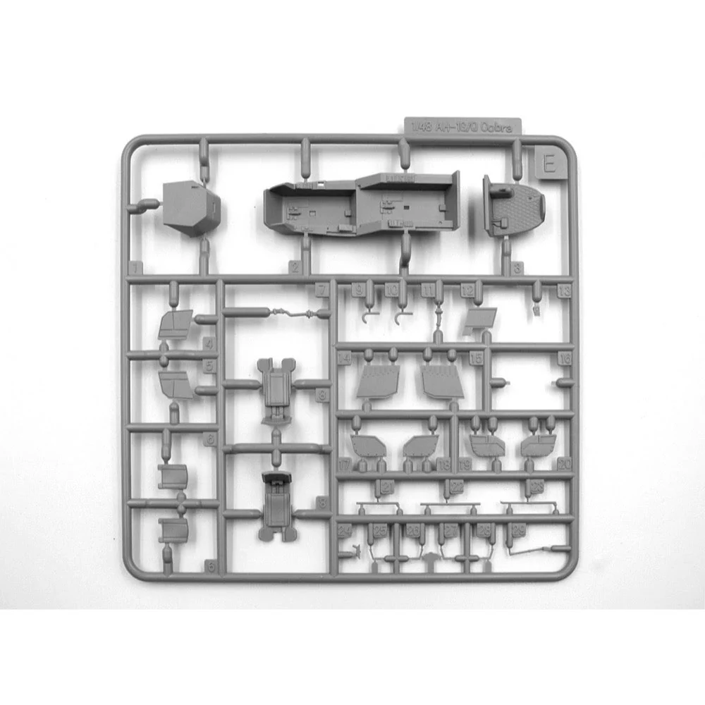 ICM 48298 1/48 AH-1G Cobra and M8A1 US Landing Mat - Image 8