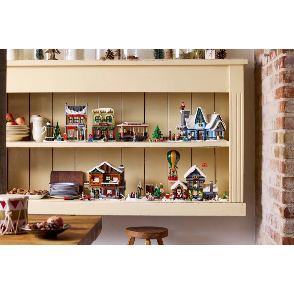 LEGO 10339 Icons Santa's Post Office - Image 11