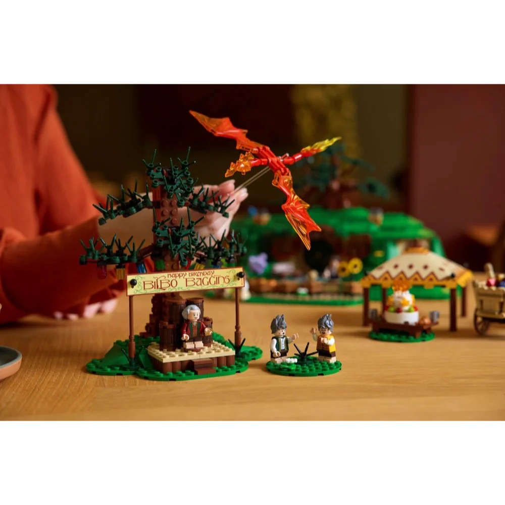 LEGO 10354 Icons The Lord of the Rings The Shire - Image 6
