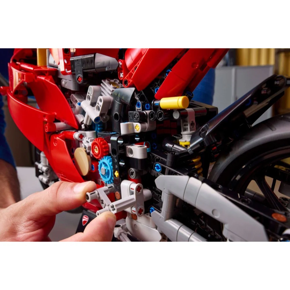 LEGO 42202 Technic Ducati Panigale V4 S Motorcycle - Image 9