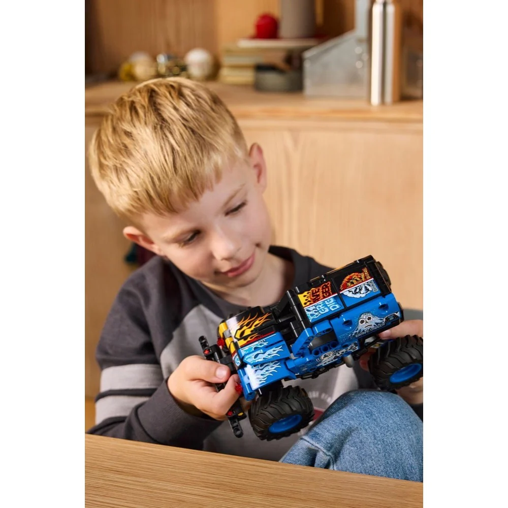 LEGO 42219 Technic Monster Jam Grave Digger Fire and Ice - Image 9