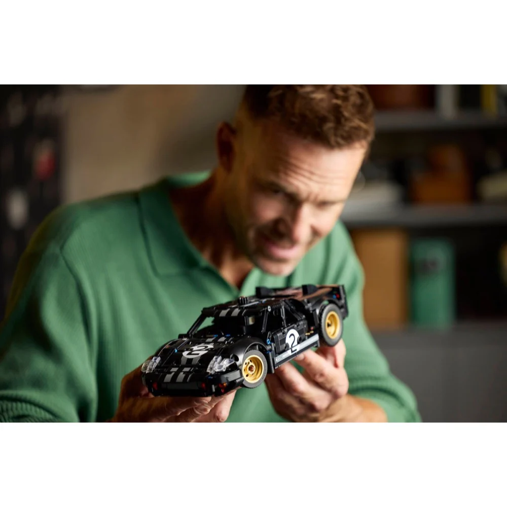 LEGO 42223 Technic 1966 Ford GT40 MKII Race Car - Image 11