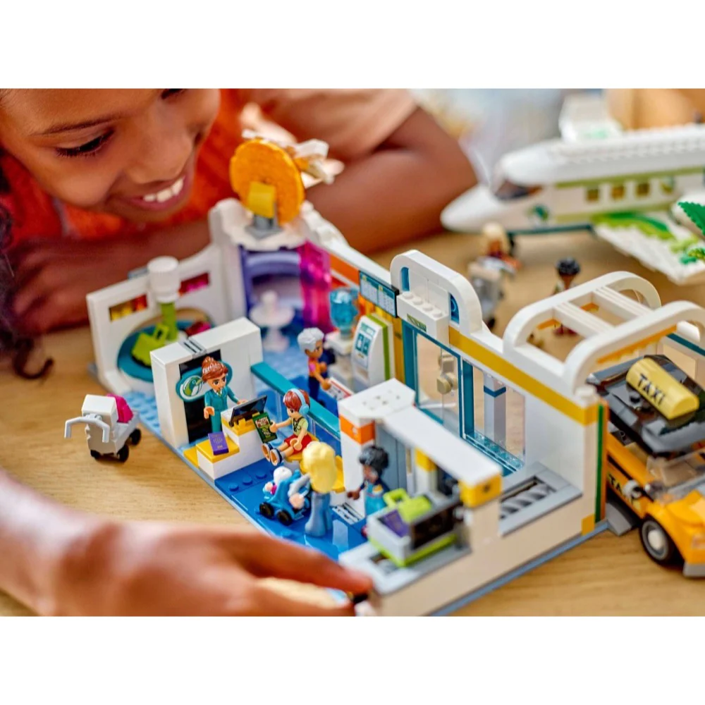 LEGO 42656 Friends Heartlake City Airport and Airplane - Image 10