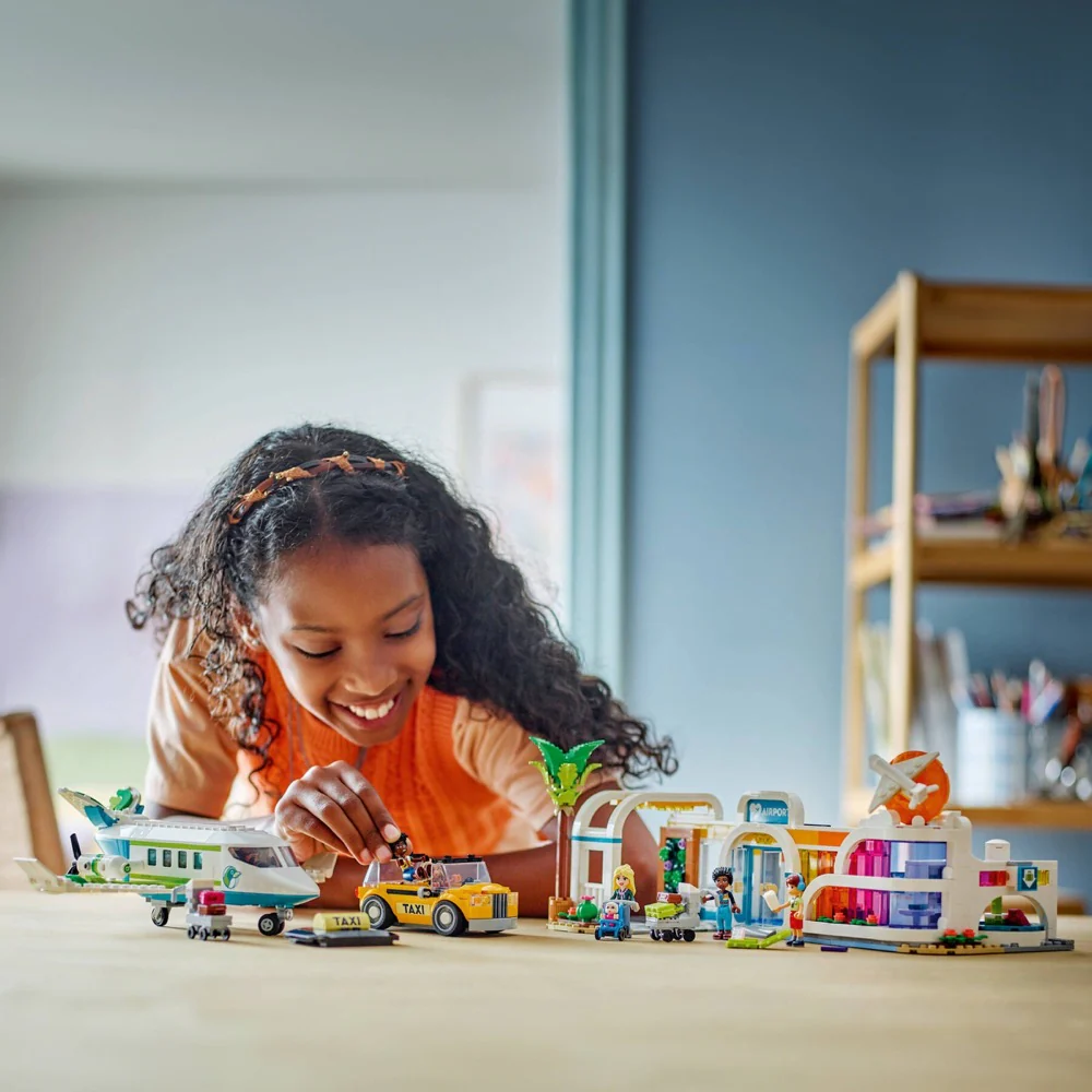 LEGO 42656 Friends Heartlake City Airport and Airplane - Image 11