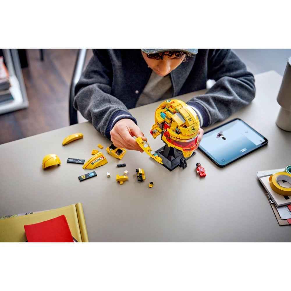 LEGO 43022 Scuderia Ferrari HP Lewis Hamilton Helmet - Image 10