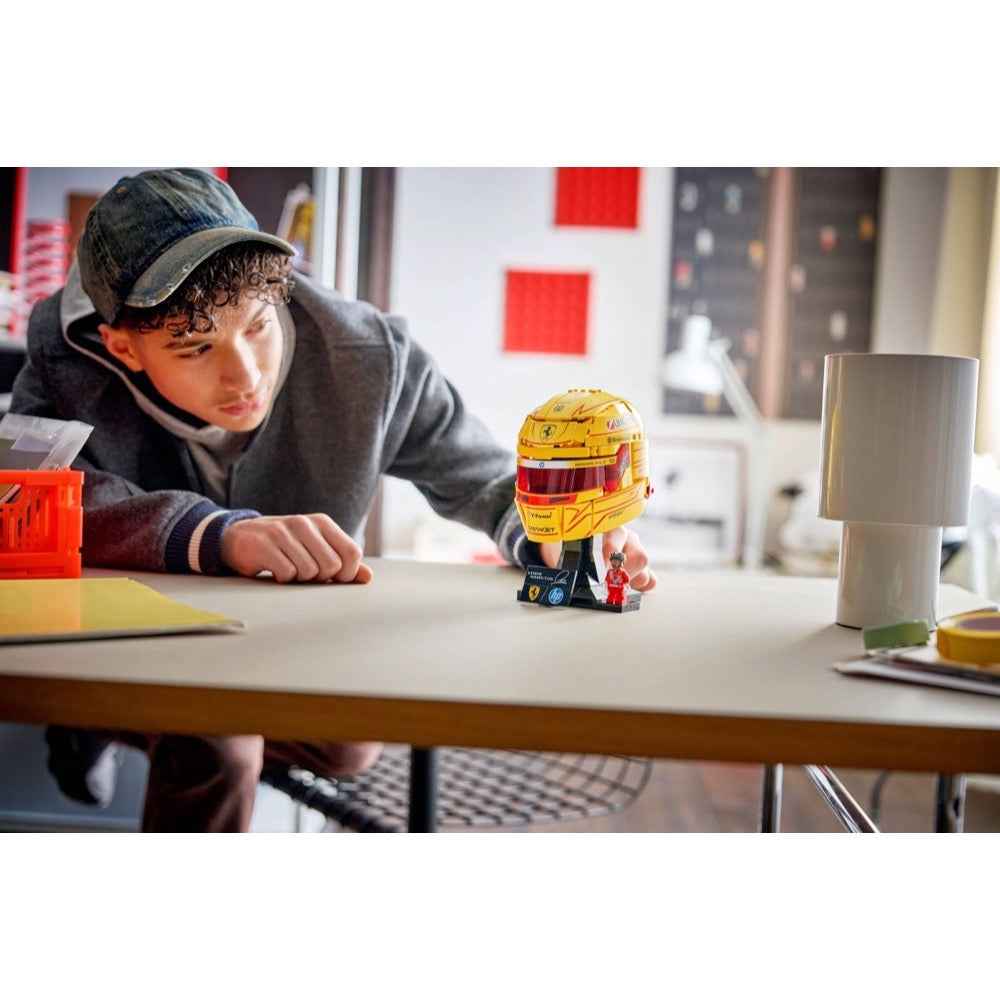 LEGO 43022 Scuderia Ferrari HP Lewis Hamilton Helmet - Image 11