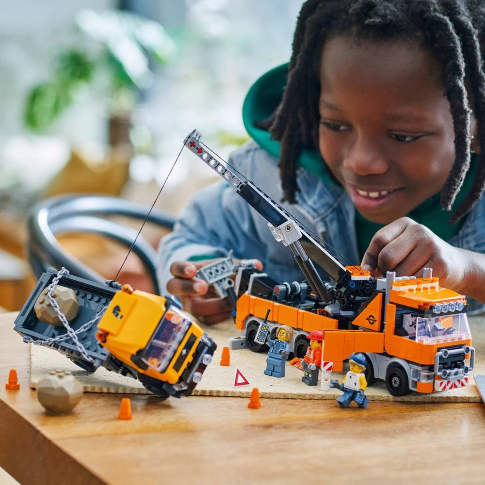Lego 60467 City Heavy-Duty Recovery Tow Truck with Crane - Image 9