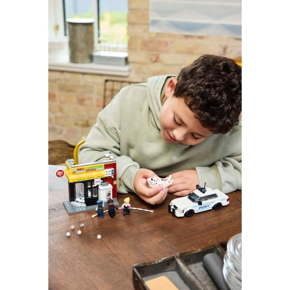 LEGO 76311 Super Heroes Marvel Spider-Verse: Miles Morales vs. The Spot - Image 8