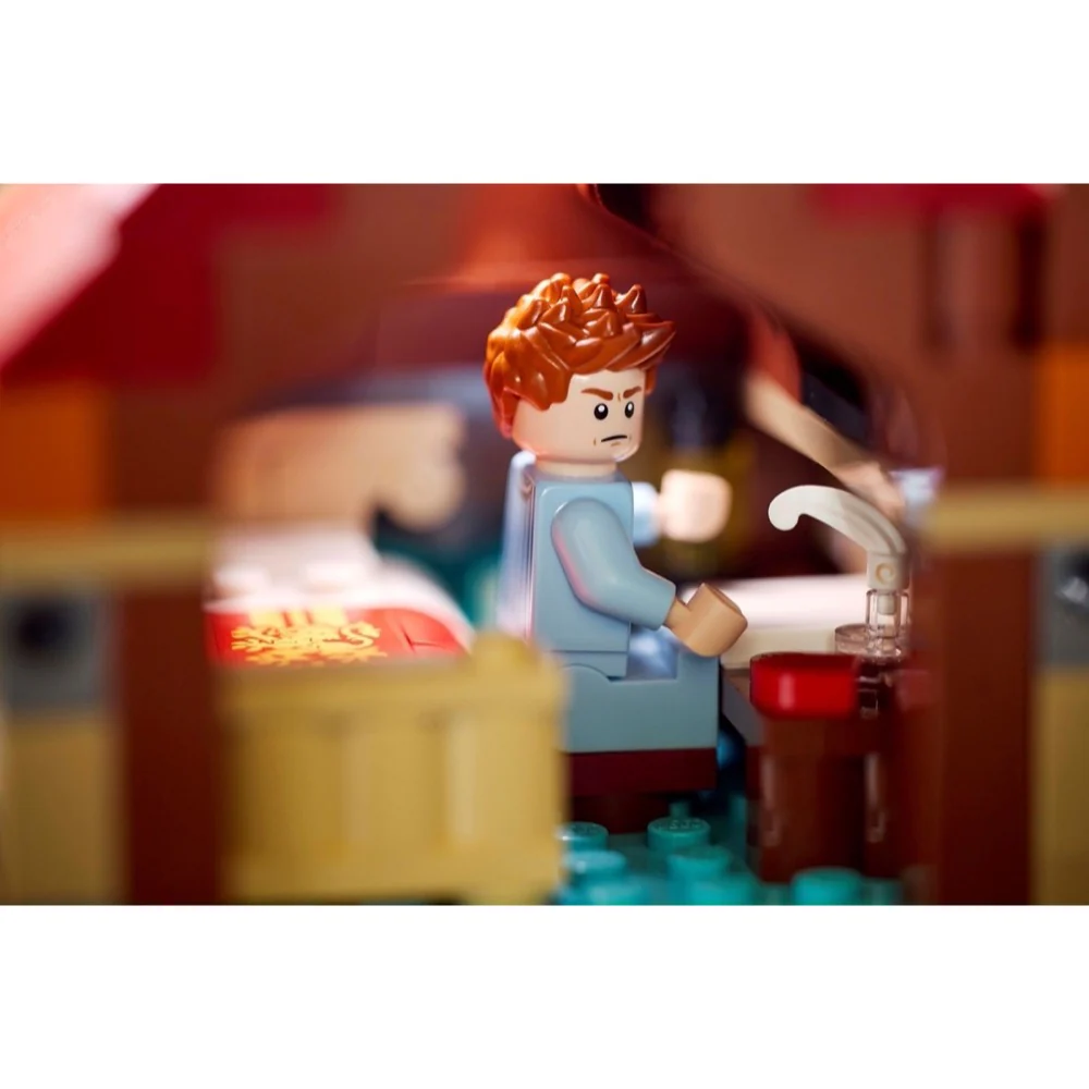 LEGO 76437 Harry Potter TM The Burrow – Collectors' Edition - Image 9