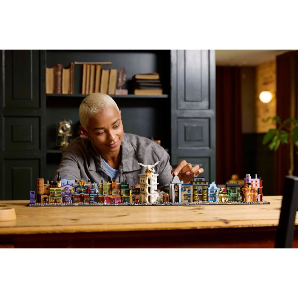 LEGO 76444 Harry Potter Diagon Alley™ Wizarding Shops - Image 14