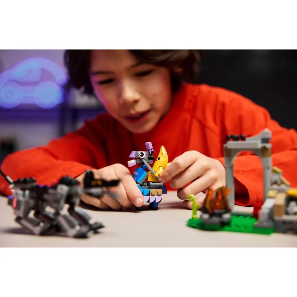 Lego 77075 Fortnite Peely & Sparkplug's Camp - Image 4