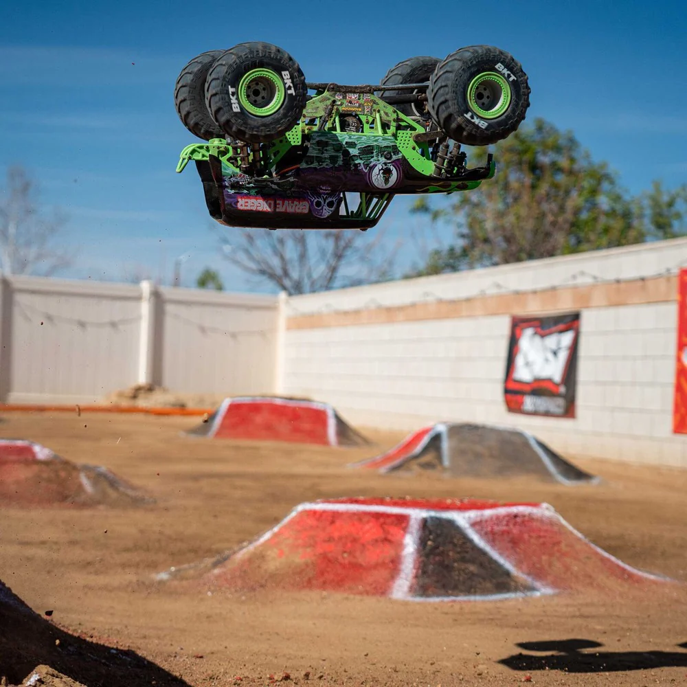 Losi 1/8 LMT 2.0 Grave Digger 4X4 Solid Axle Brushless Monster Truck RTR Green LOS04028T1 - Image 17