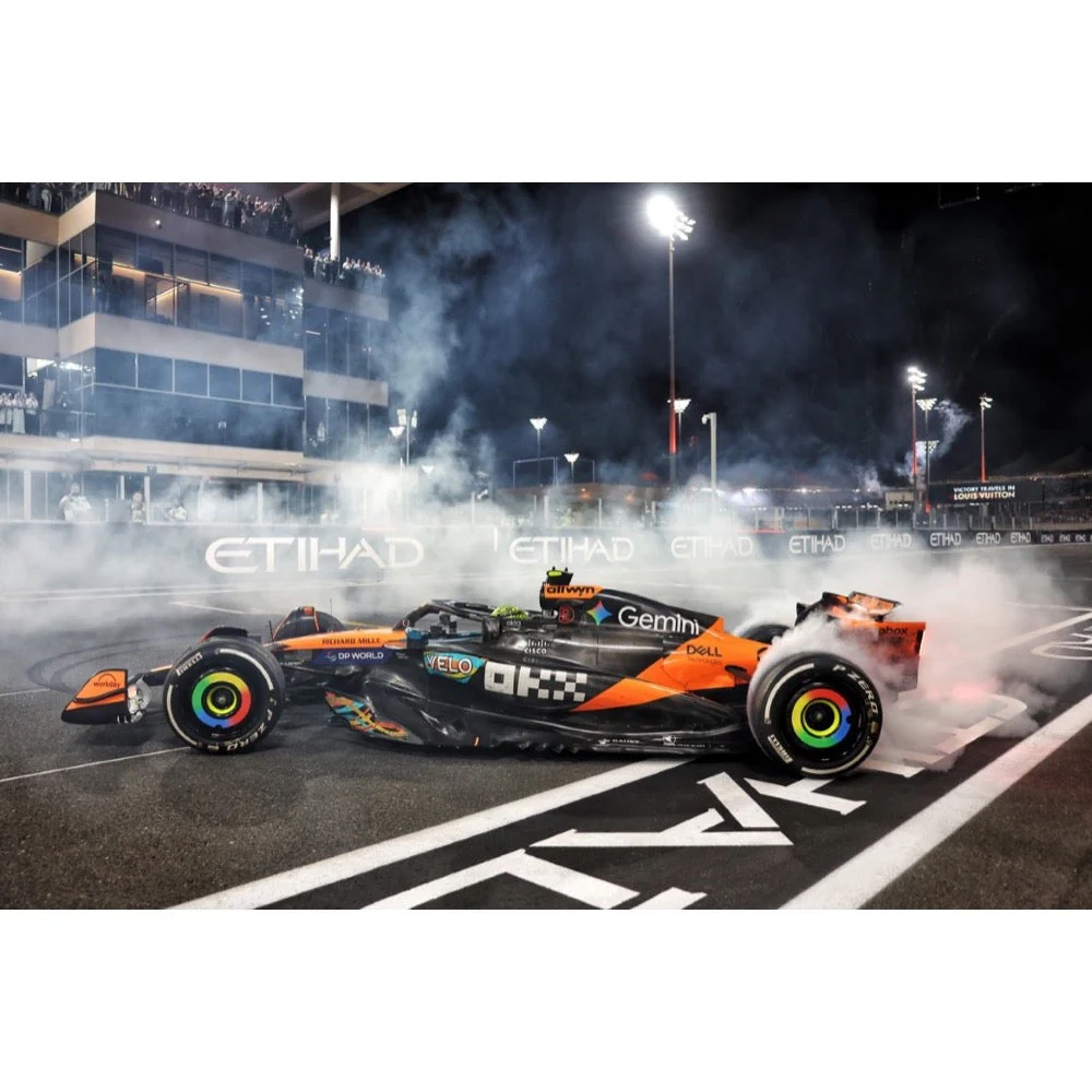 Minichamps 537256604 1/43 Mclaren Formula 1 Team Mcl39 Lando Norris World Champion Abu Dhabi Gp 2025 With Standing Figurine, Pitboard And Position Board