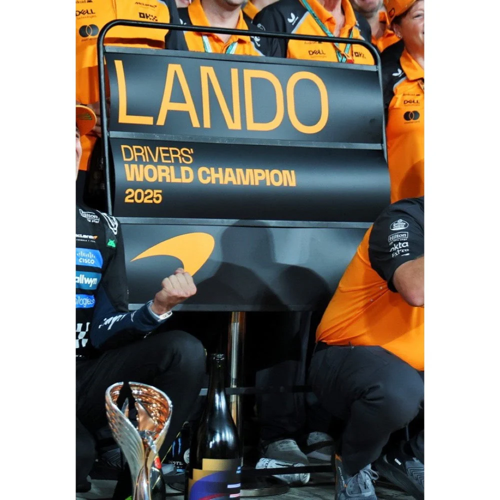 Minichamps 537256604 1/43 Mclaren Formula 1 Team Mcl39 Lando Norris World Champion Abu Dhabi Gp 2025 With Standing Figurine, Pitboard And Position Board - Image 2