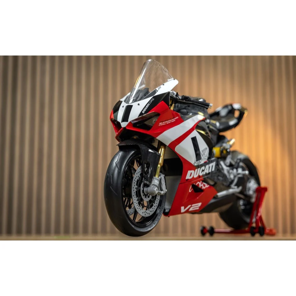 Pocher HK124 1/4 Ducati Panigale V2 Superquadro Final Edition Diecast Model Kit - Image 9