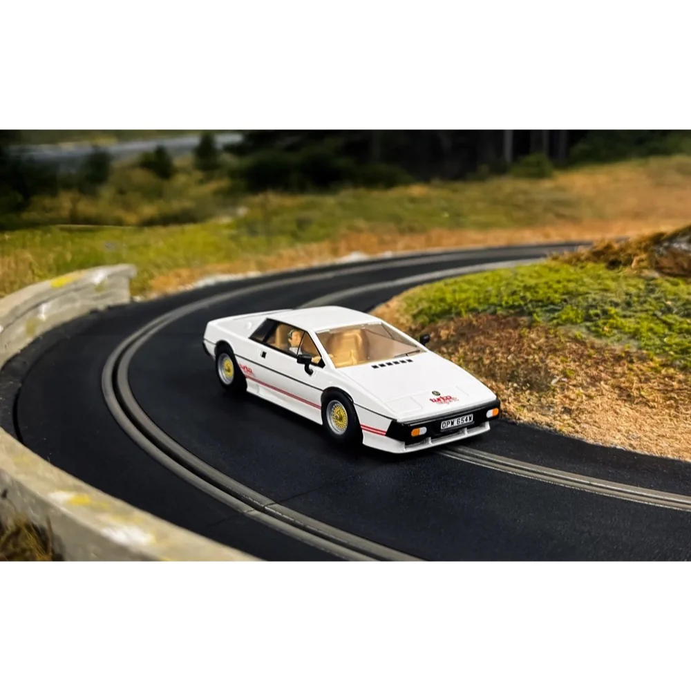 Scalextric C4631 Lotus Esprit Turbo White James Bond 'For Your Eyes Only' Slot Car - Image 9