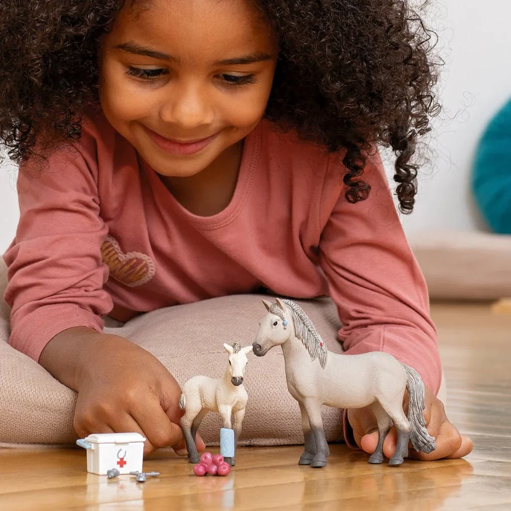 Schleich 42430 Horse Club Hannah First-Aid Kit - Image 7