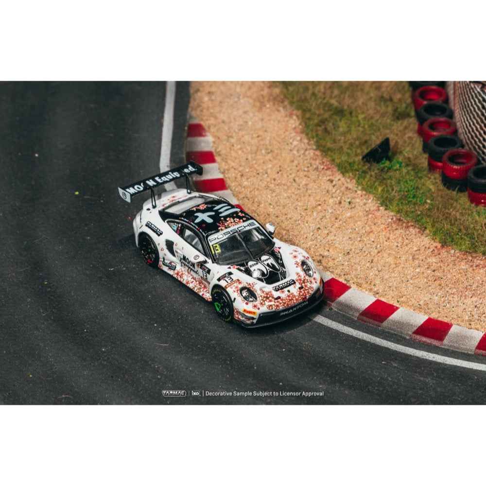 Tarmac Works T64-084-25SUZ13 1/64 Porsche 911 GT3 R Suzuka 1000km Intercontinental GT Challenge 2025 Phantom Global Racing Sun Jingzu / Adderly Fong / Nico Menzel - Image 3