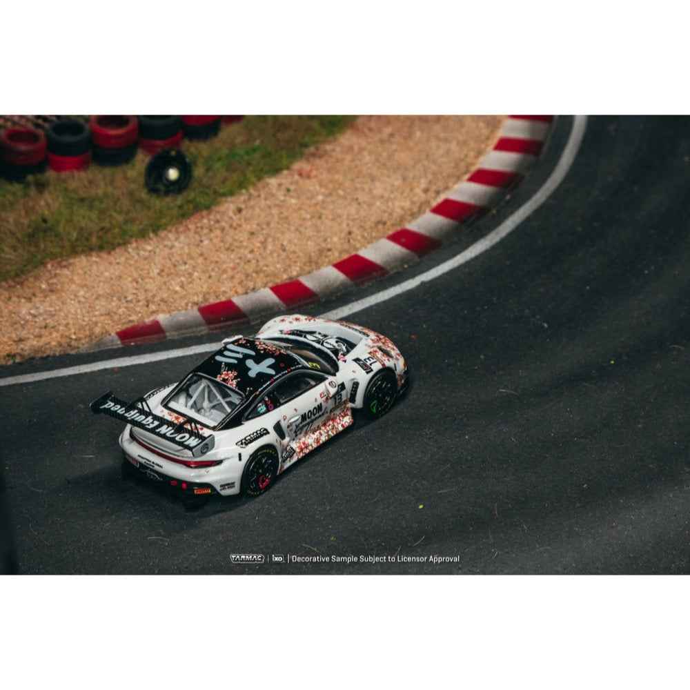 Tarmac Works T64-084-25SUZ13 1/64 Porsche 911 GT3 R Suzuka 1000km Intercontinental GT Challenge 2025 Phantom Global Racing Sun Jingzu / Adderly Fong / Nico Menzel - Image 4