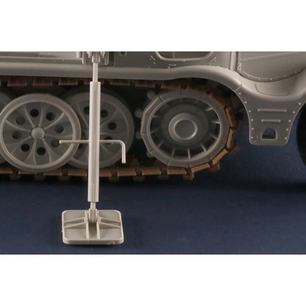 Trumpeter 09576 1/35 Schwerer Zugkraftwagen 18to Sd. Kfz 9/1 with 6t Bilstein Crane - Image 6