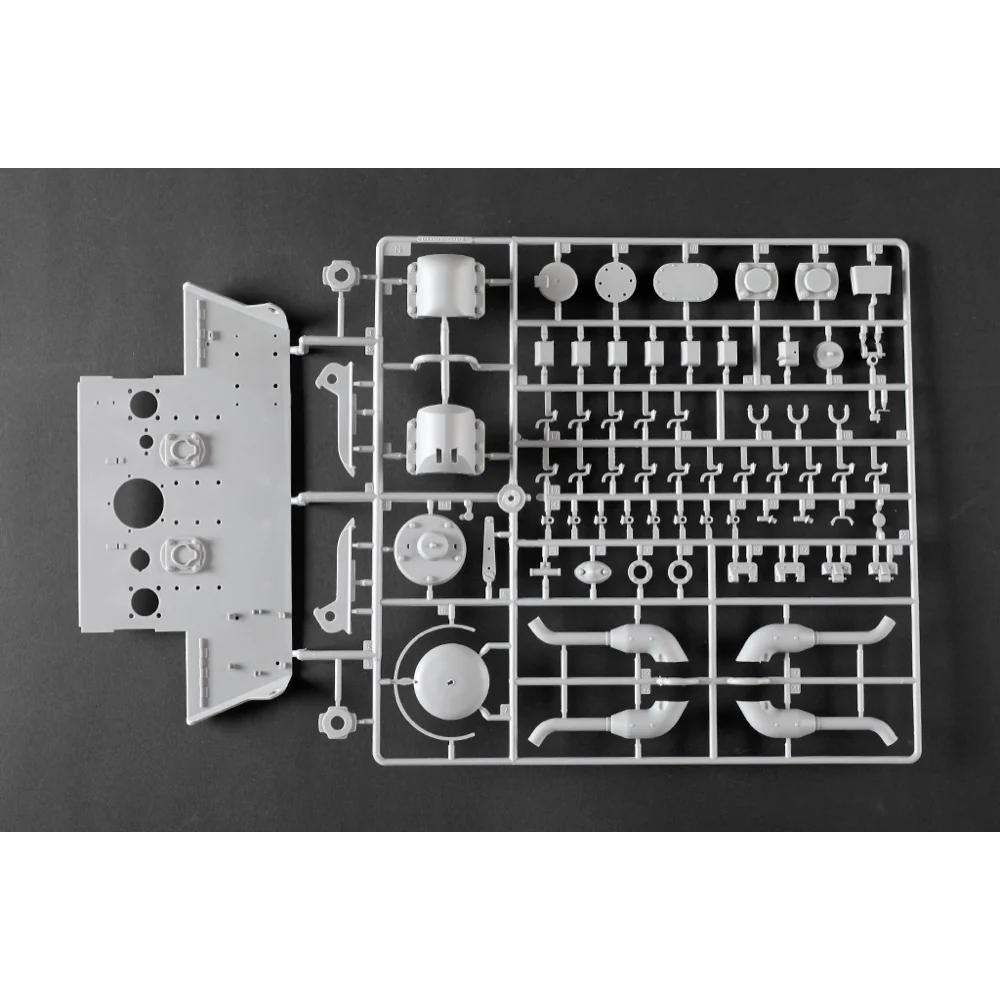 Trumpeter 1/16 Pz.Kpfw.VI Sd.Kfz.182 Tiger II (Henschel 105mm) Plastic Model Kit - Image 20